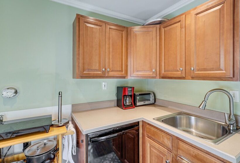 Charming Connecticut Retreat Near Museums & Hiking