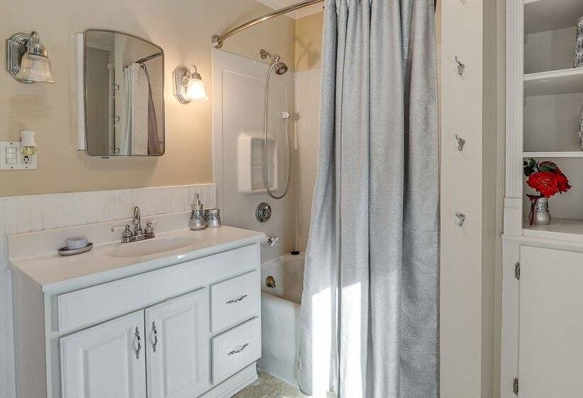 Charming Connecticut Retreat Near Museums & Hiking