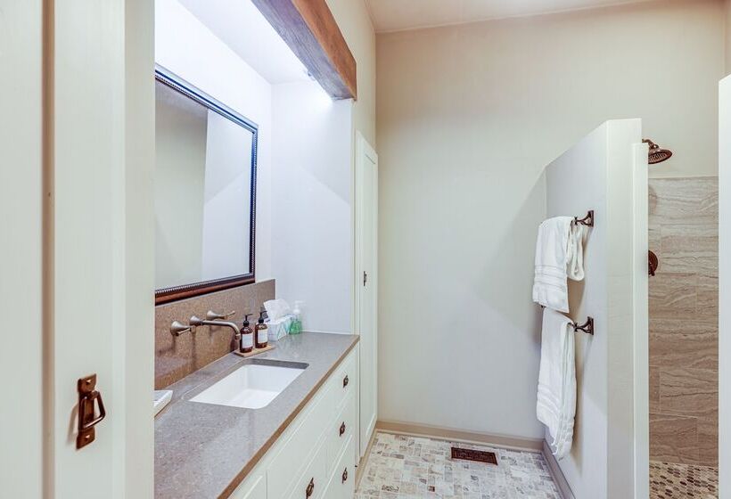 Pet Friendly Fairfax Cabin Near Missouri River!