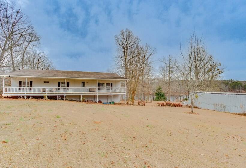 14 Mi To Uga: Quiet Lakefront Getaway W/ Porch!
