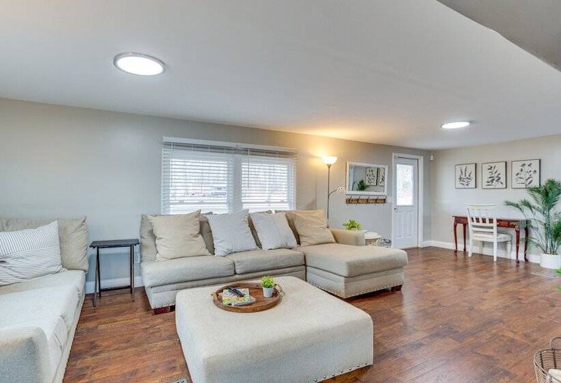 14 Mi To Uga: Quiet Lakefront Getaway W/ Porch!