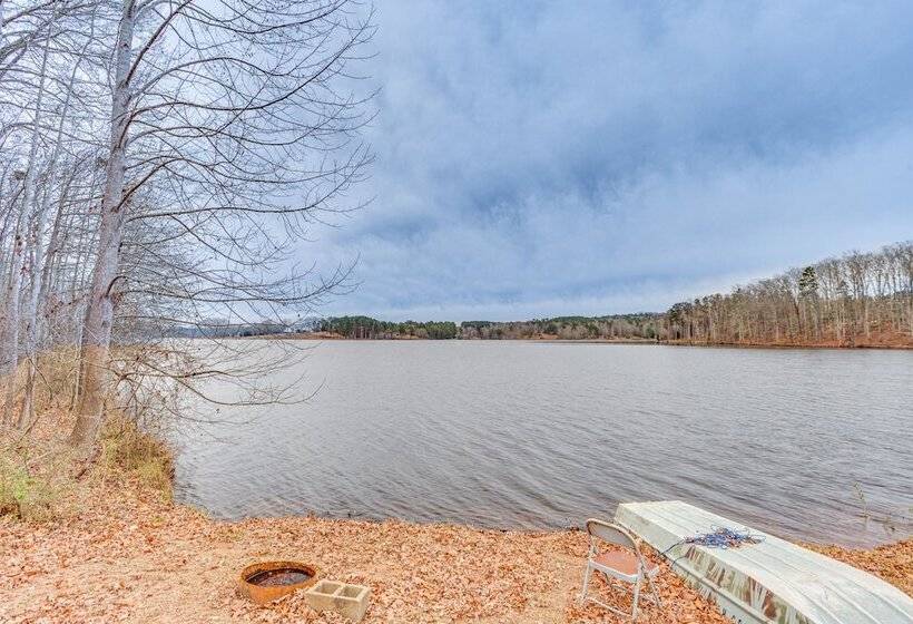14 Mi To Uga: Quiet Lakefront Getaway W/ Porch!