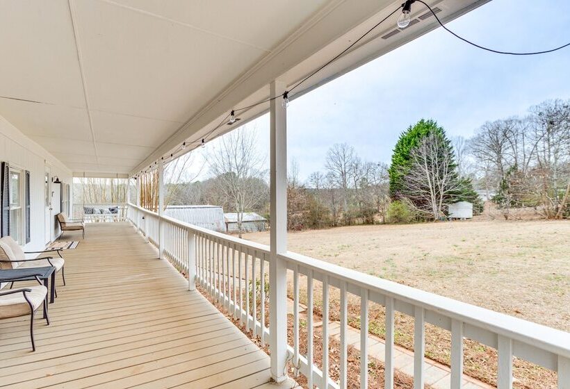14 Mi To Uga: Quiet Lakefront Getaway W/ Porch!