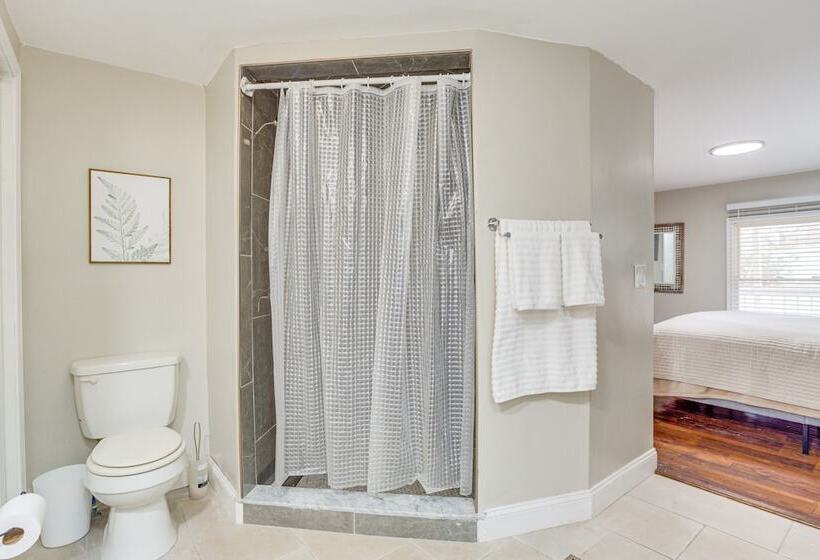 14 Mi To Uga: Quiet Lakefront Getaway W/ Porch!