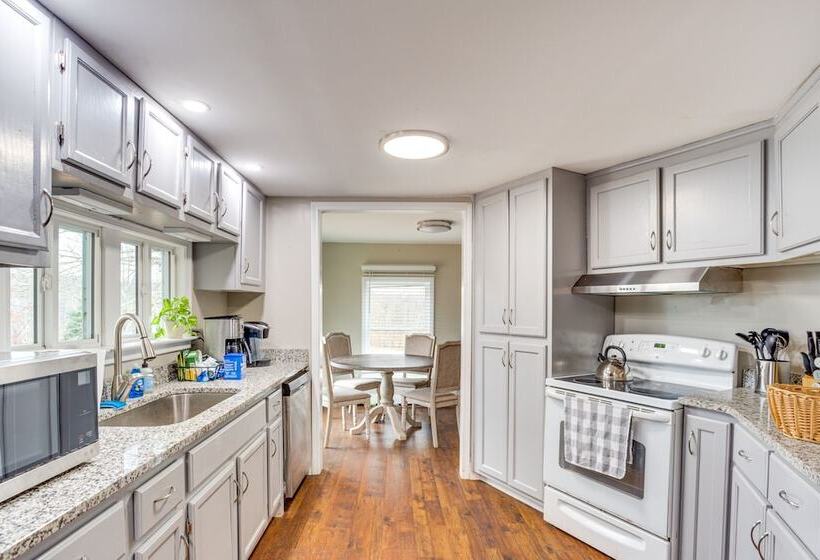 14 Mi To Uga: Quiet Lakefront Getaway W/ Porch!