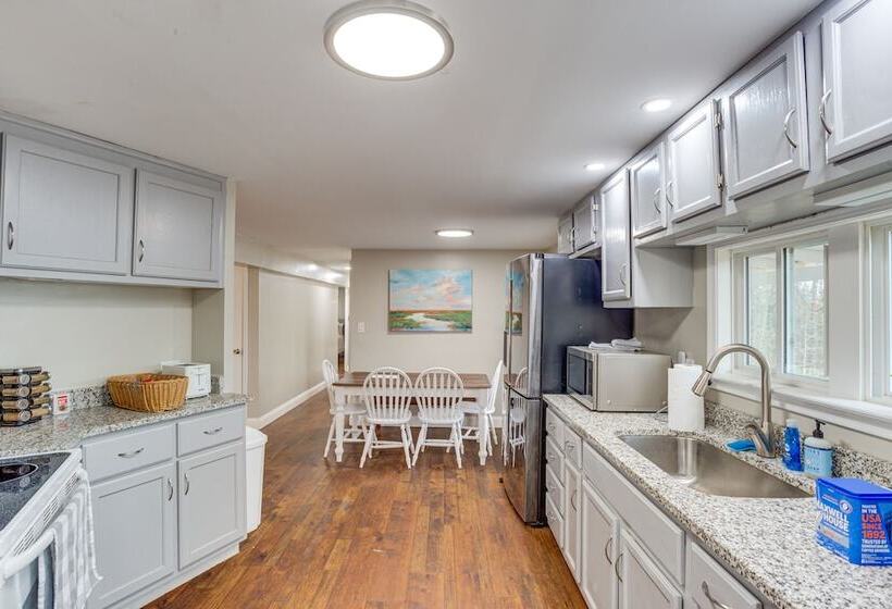 14 Mi To Uga: Quiet Lakefront Getaway W/ Porch!