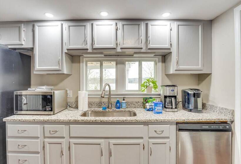 14 Mi To Uga: Quiet Lakefront Getaway W/ Porch!