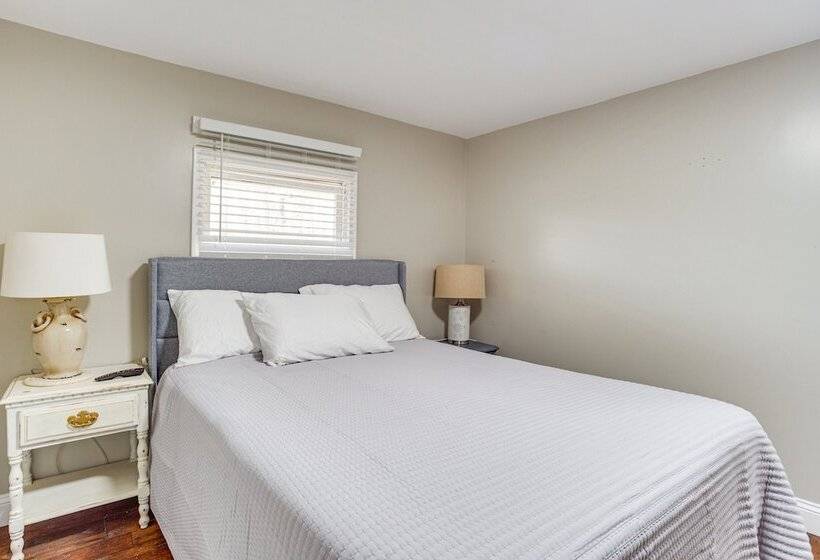 14 Mi To Uga: Quiet Lakefront Getaway W/ Porch!