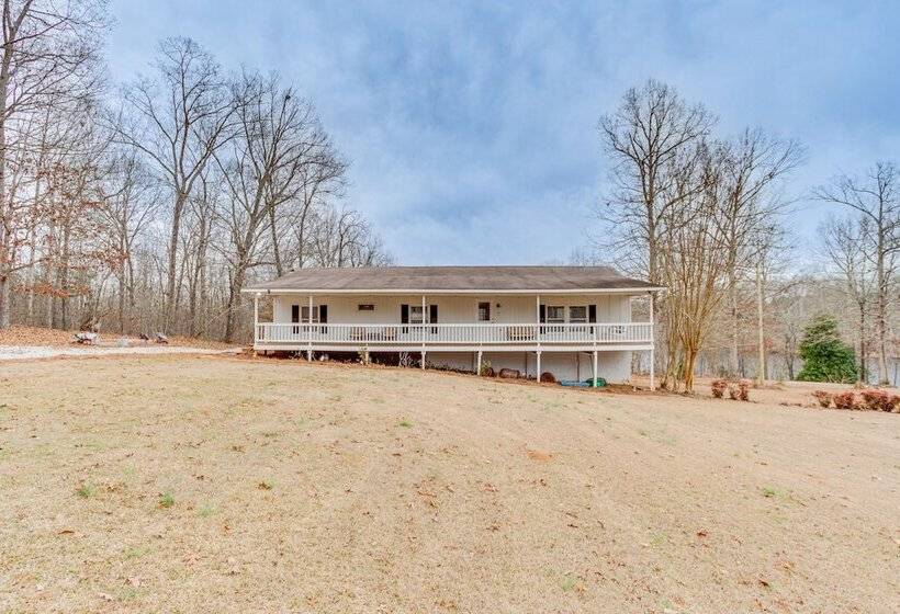 14 Mi To Uga: Quiet Lakefront Getaway W/ Porch!