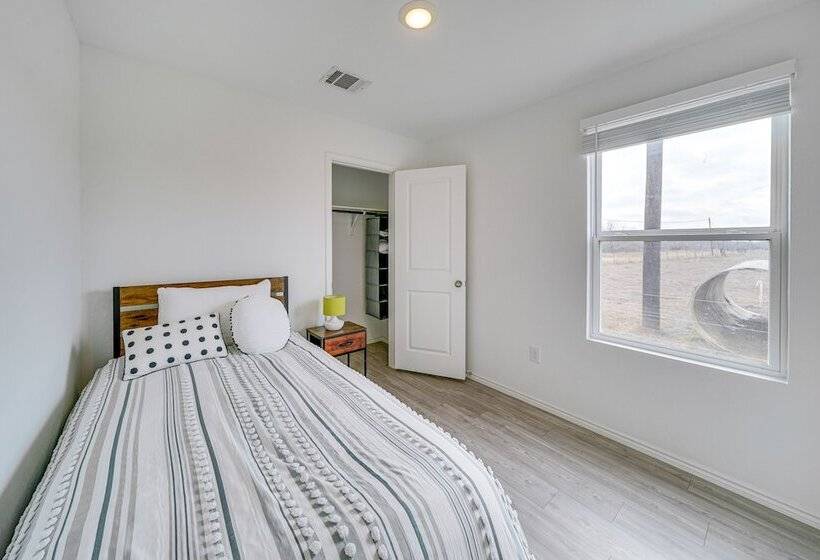 Pet Friendly San Antonio Home ~ 9 Mi To Lackland!