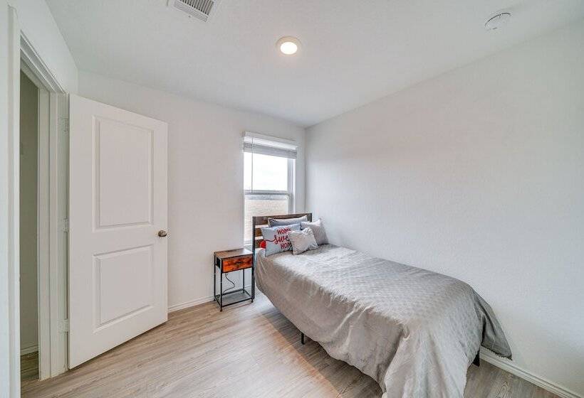 Pet Friendly San Antonio Home ~ 9 Mi To Lackland!