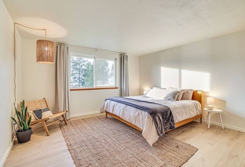 Port Townsend Escape W/ Deck, Bay & Mountain Views