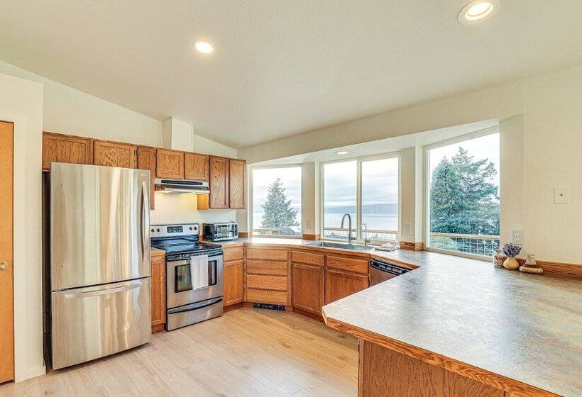 Port Townsend Escape W/ Deck, Bay & Mountain Views