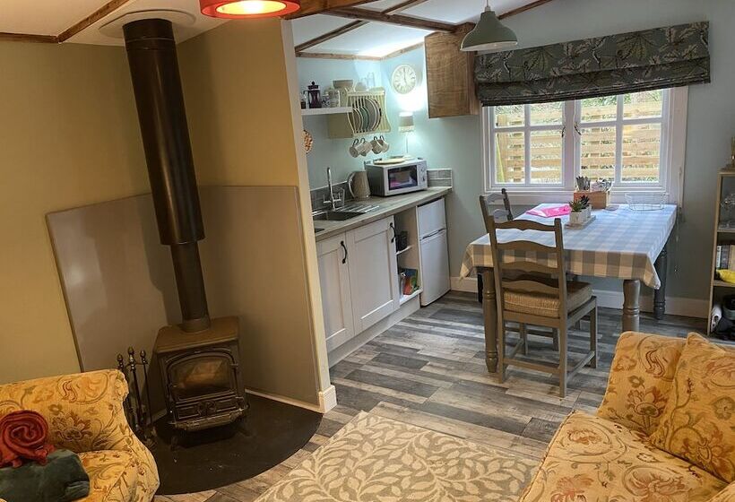 Private And Secluded Cabin In Rowfant