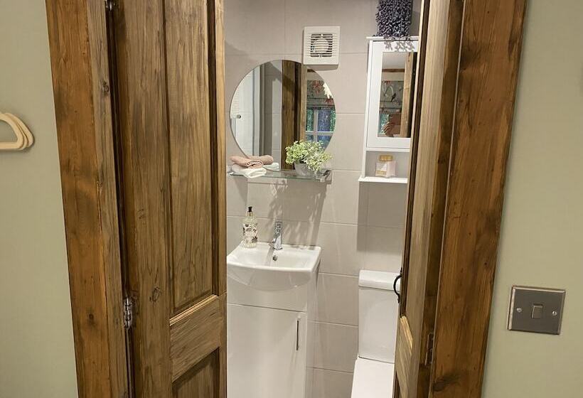 Private And Secluded Cabin In Rowfant