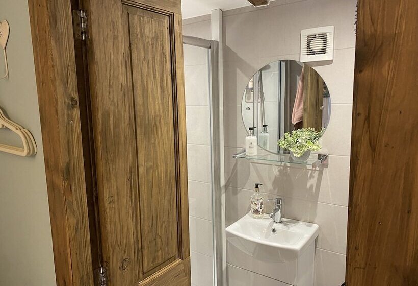 Private And Secluded Cabin In Rowfant