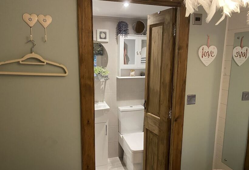 Private And Secluded Cabin In Rowfant