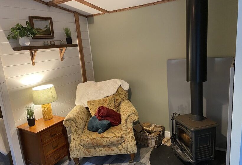 Private And Secluded Cabin In Rowfant