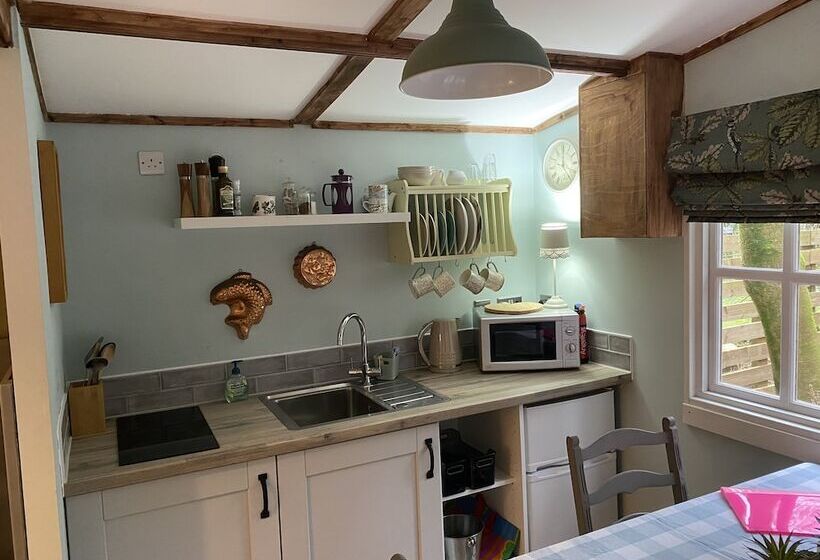 Private And Secluded Cabin In Rowfant