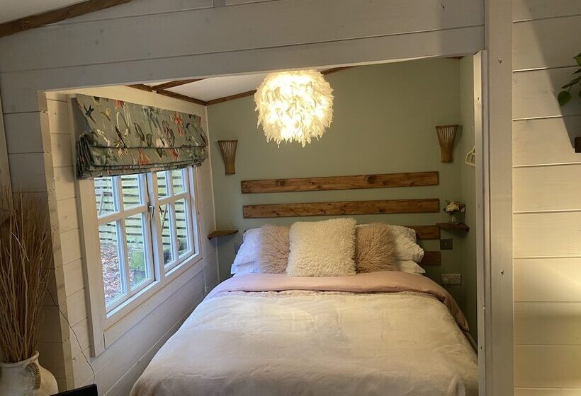 Private And Secluded Cabin In Rowfant