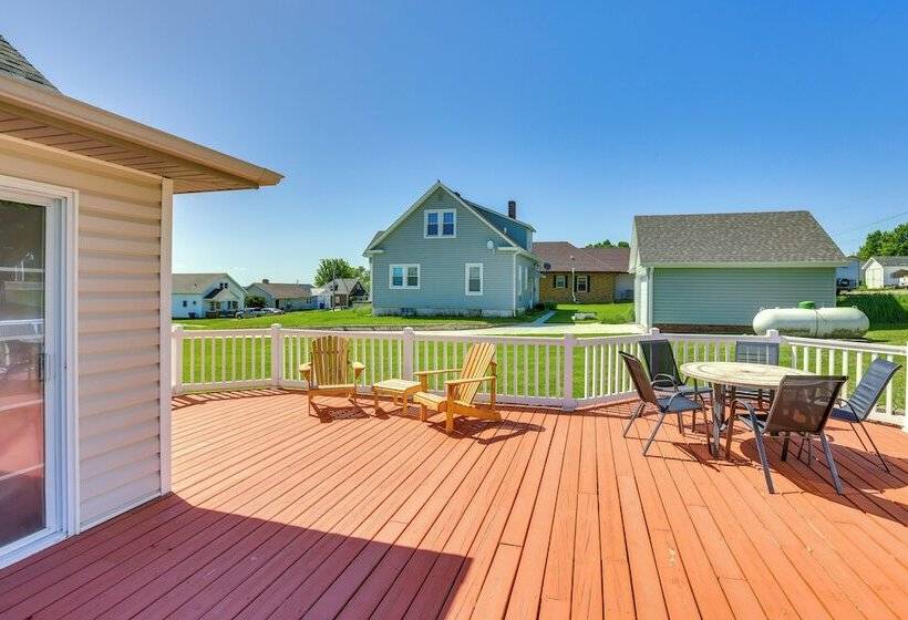 Quaint Howells Retreat   Steps From Main Street!