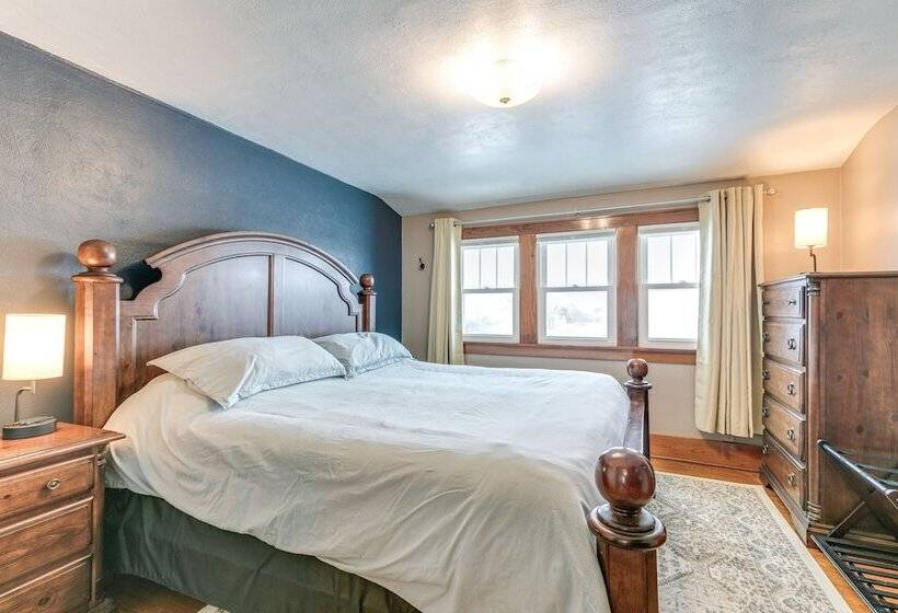 Quaint Howells Retreat   Steps From Main Street!