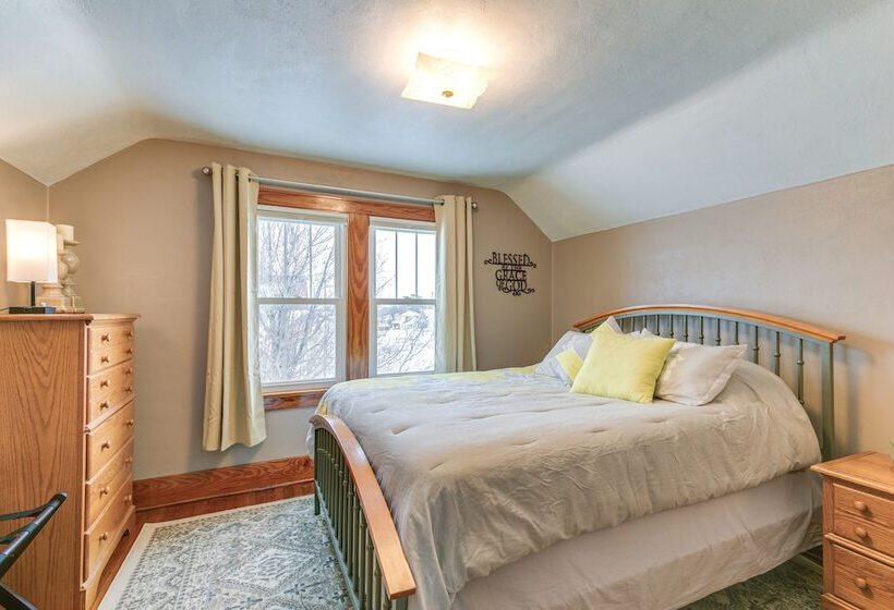Quaint Howells Retreat   Steps From Main Street!