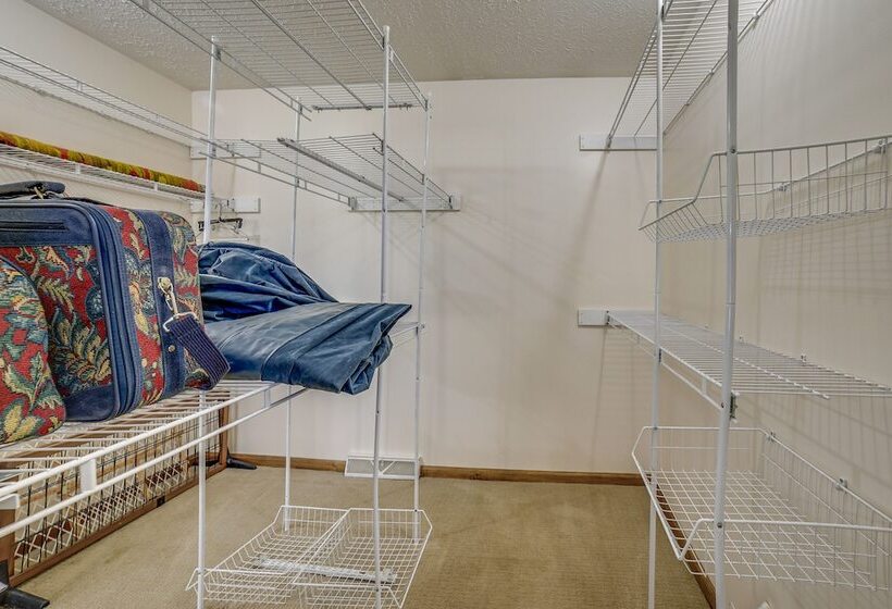 Quaint Youngstown Home ~ 2 Mi To Boardman Park!