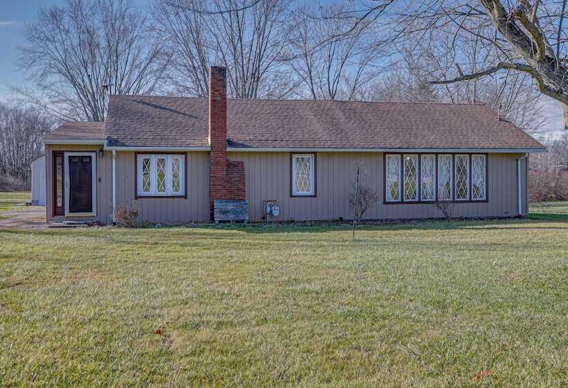 Quaint Youngstown Home ~ 2 Mi To Boardman Park!