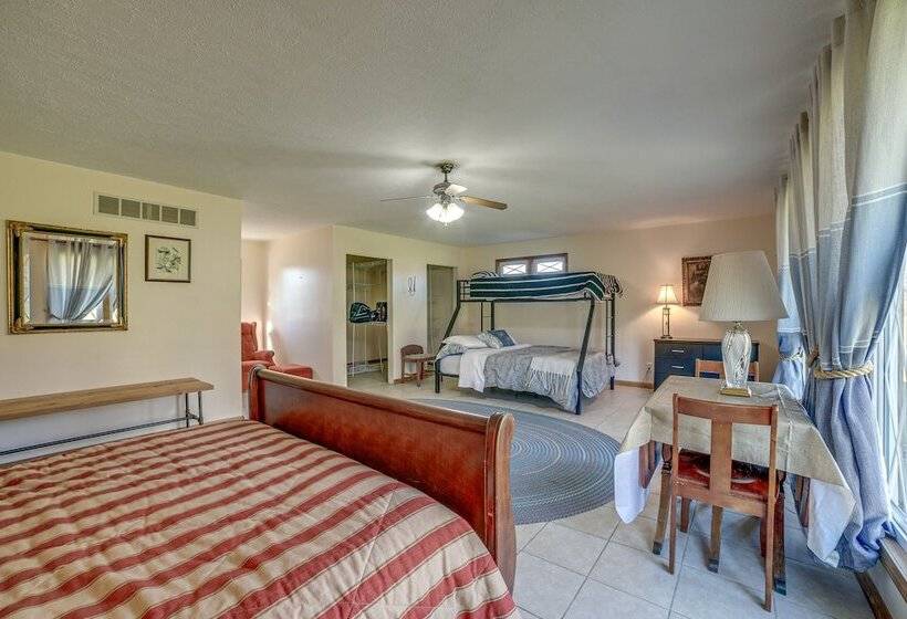 Quaint Youngstown Home ~ 2 Mi To Boardman Park!