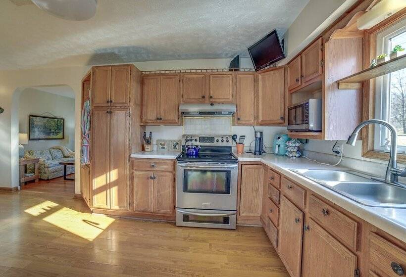 Quaint Youngstown Home ~ 2 Mi To Boardman Park!