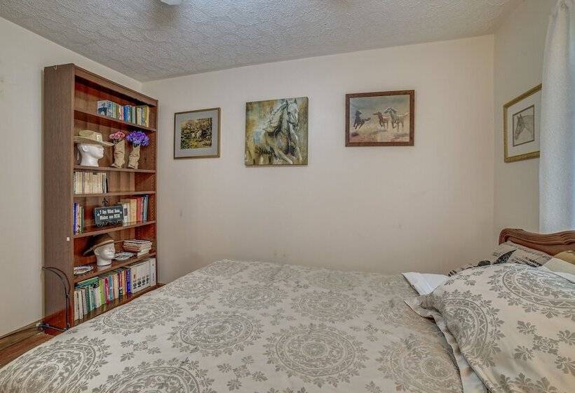 Quaint Youngstown Home ~ 2 Mi To Boardman Park!