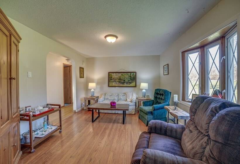 Quaint Youngstown Home ~ 2 Mi To Boardman Park!