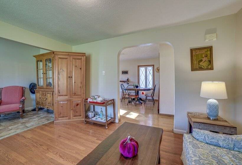 Quaint Youngstown Home ~ 2 Mi To Boardman Park!