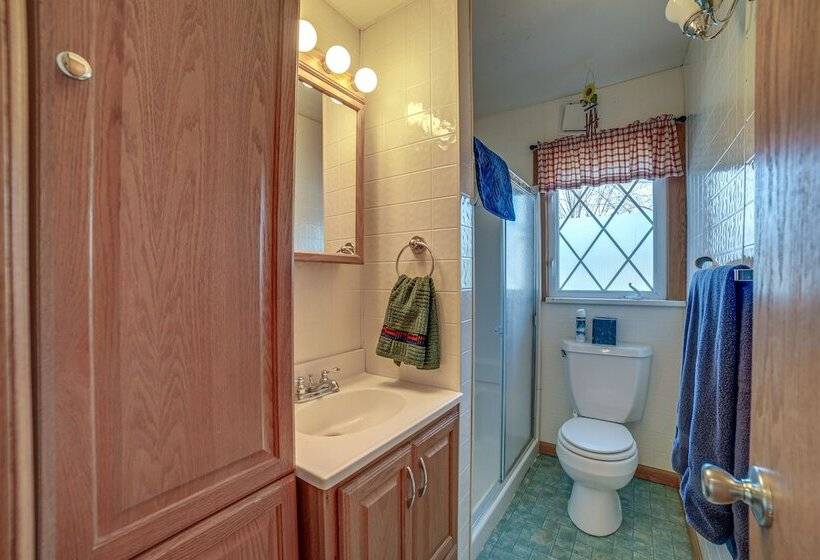 Quaint Youngstown Home ~ 2 Mi To Boardman Park!