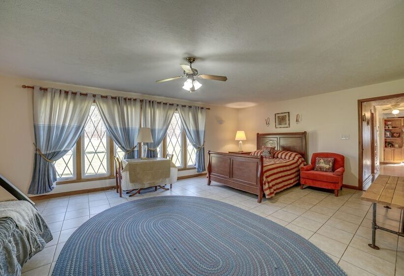 Quaint Youngstown Home ~ 2 Mi To Boardman Park!