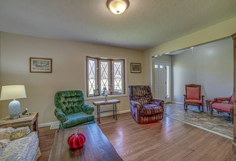 Quaint Youngstown Home ~ 2 Mi To Boardman Park!