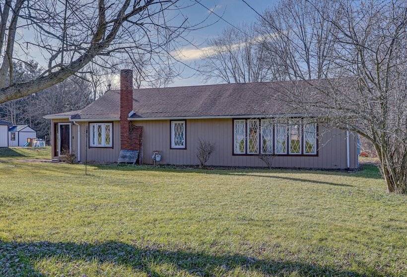 Quaint Youngstown Home ~ 2 Mi To Boardman Park!