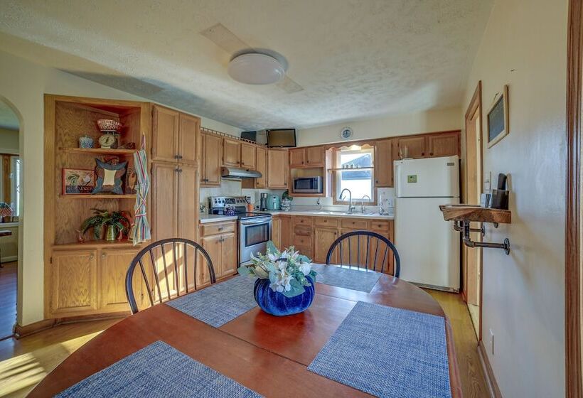 Quaint Youngstown Home ~ 2 Mi To Boardman Park!