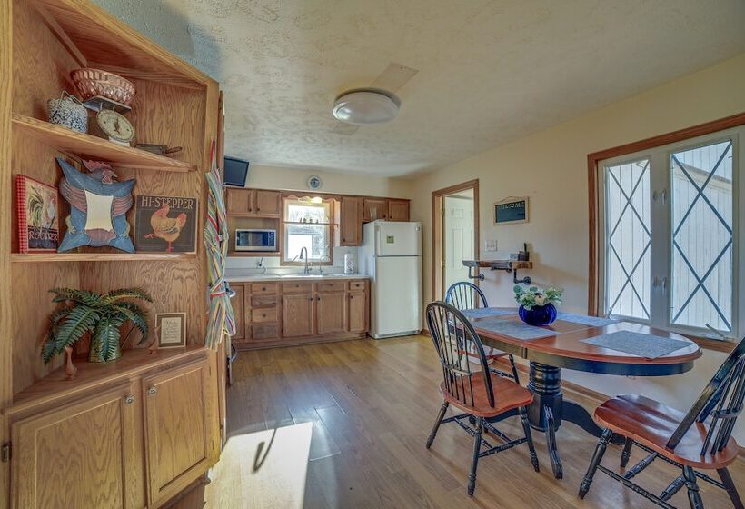 Quaint Youngstown Home ~ 2 Mi To Boardman Park!