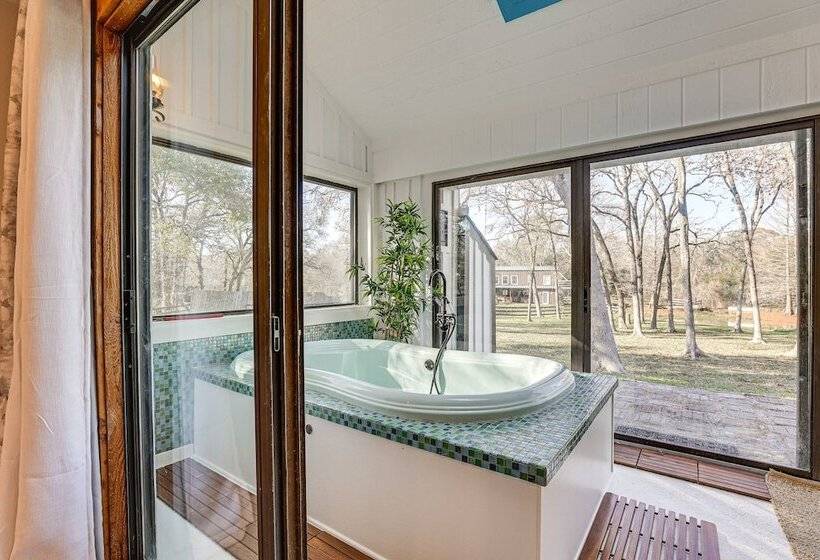 Hot Tub, Deck & Grill: Brookshire Gem Near Venues