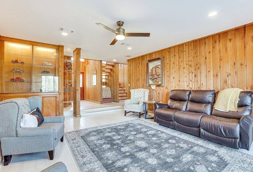 Hot Tub, Deck & Grill: Brookshire Gem Near Venues