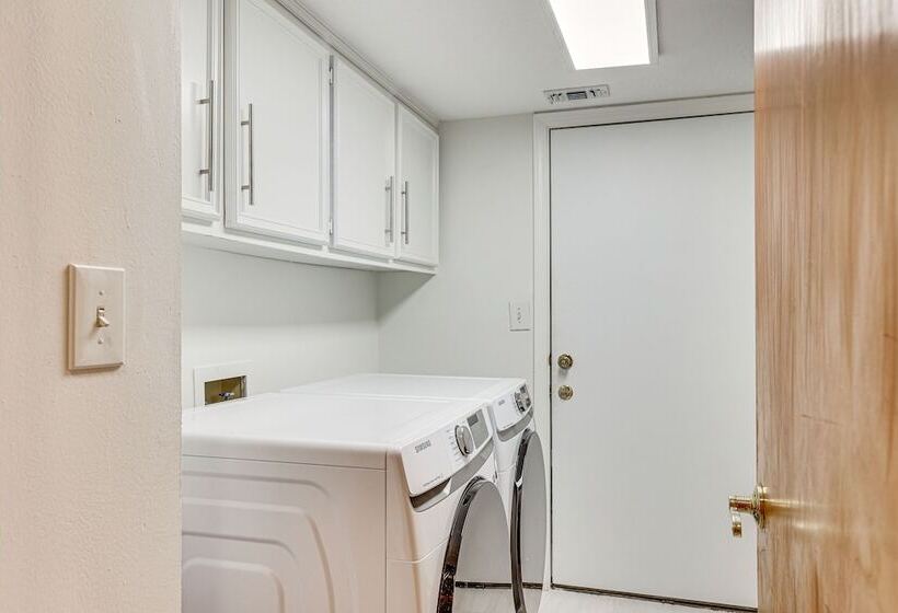 Hot Tub, Deck & Grill: Brookshire Gem Near Venues