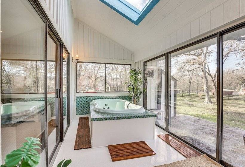 Hot Tub, Deck & Grill: Brookshire Gem Near Venues