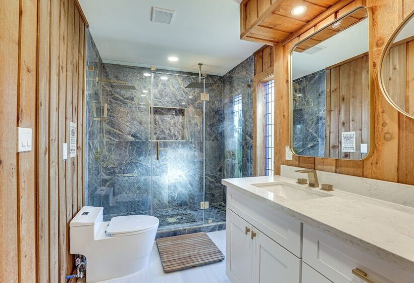 Hot Tub, Deck & Grill: Brookshire Gem Near Venues