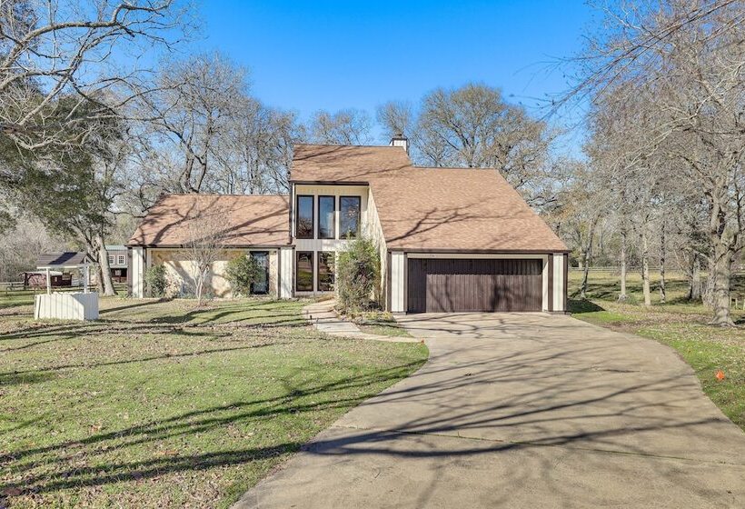 Hot Tub, Deck & Grill: Brookshire Gem Near Venues