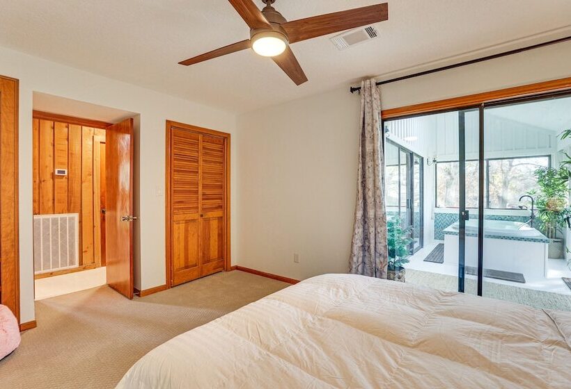 Hot Tub, Deck & Grill: Brookshire Gem Near Venues