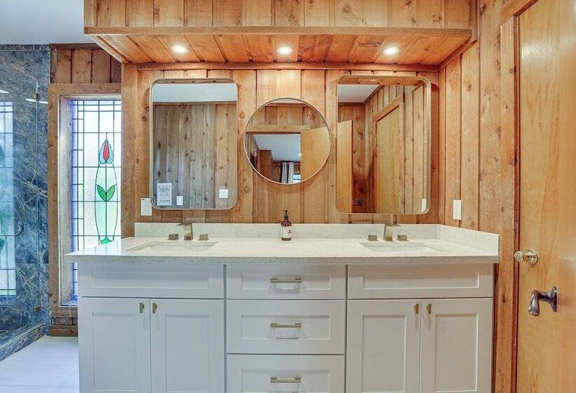 Hot Tub, Deck & Grill: Brookshire Gem Near Venues