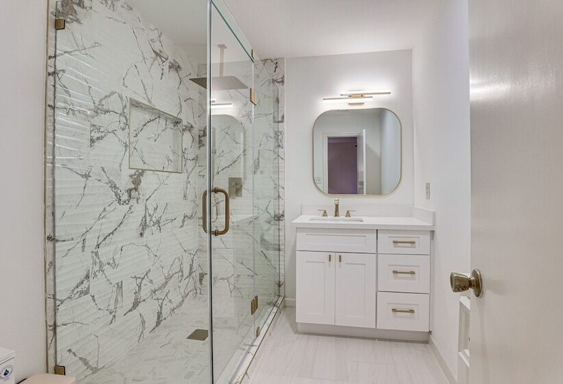 Hot Tub, Deck & Grill: Brookshire Gem Near Venues