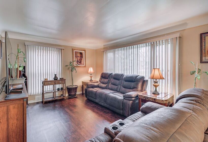 Family Friendly Detroit Home: 12 Mi To Downtown!